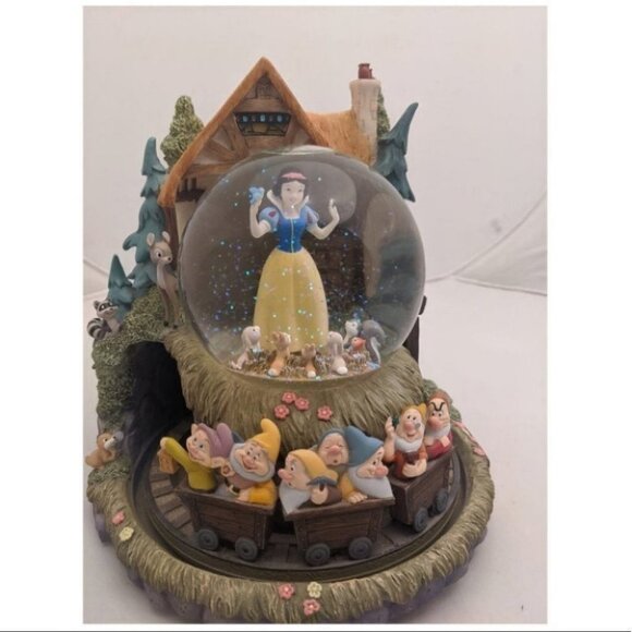 Disney SNOW WHITE & SEVEN DWARVES large Music SNOW GLOBE collectible holidays - Picture 2 of 13